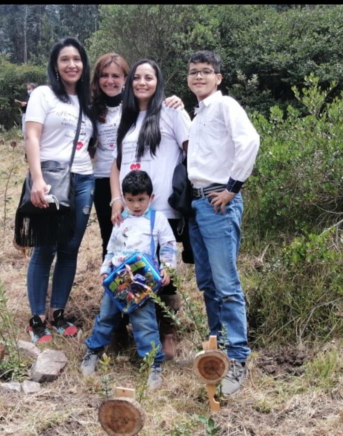 Familia junto a los árboles conmemorativos