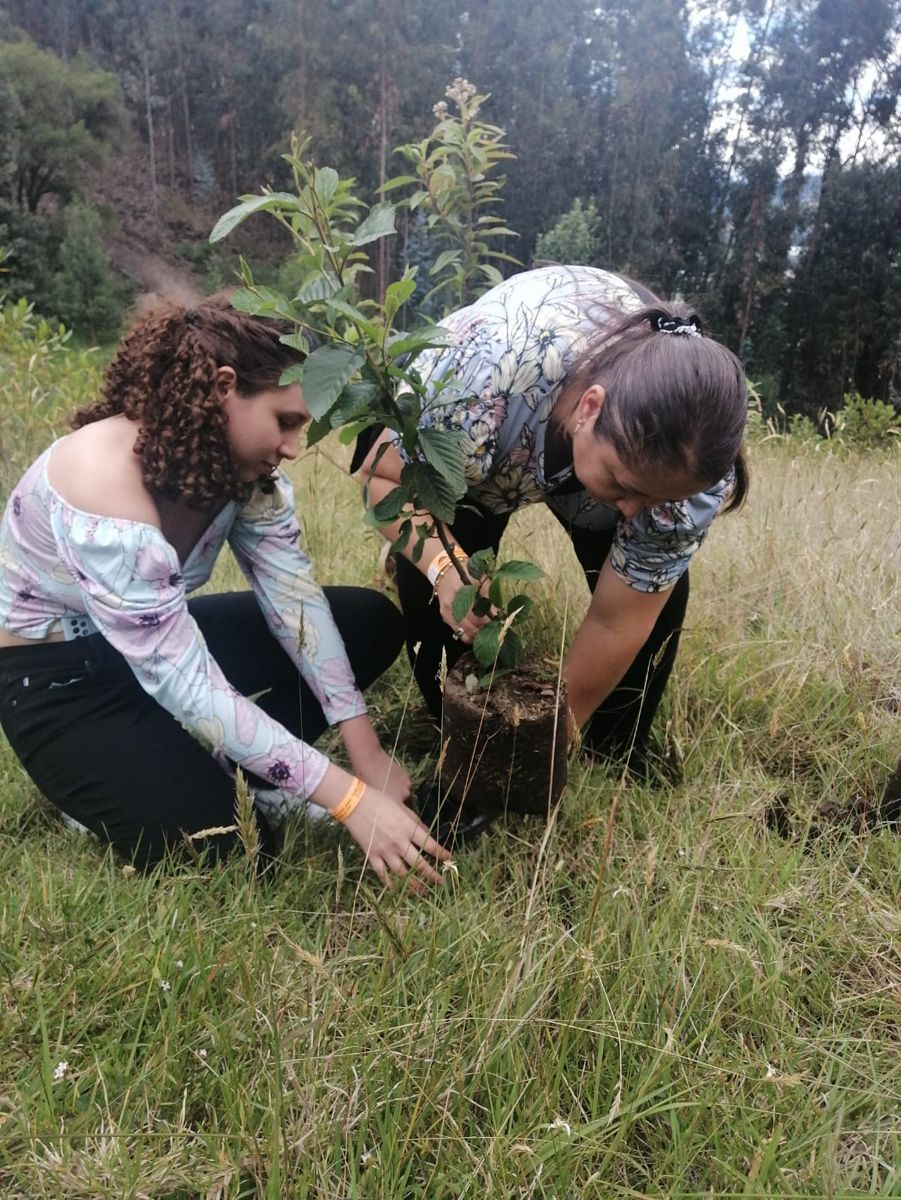 Madre e hija siembran un árbol conmemorativo