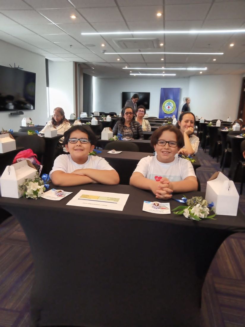 Niños y familias en el lanzamiento del libro