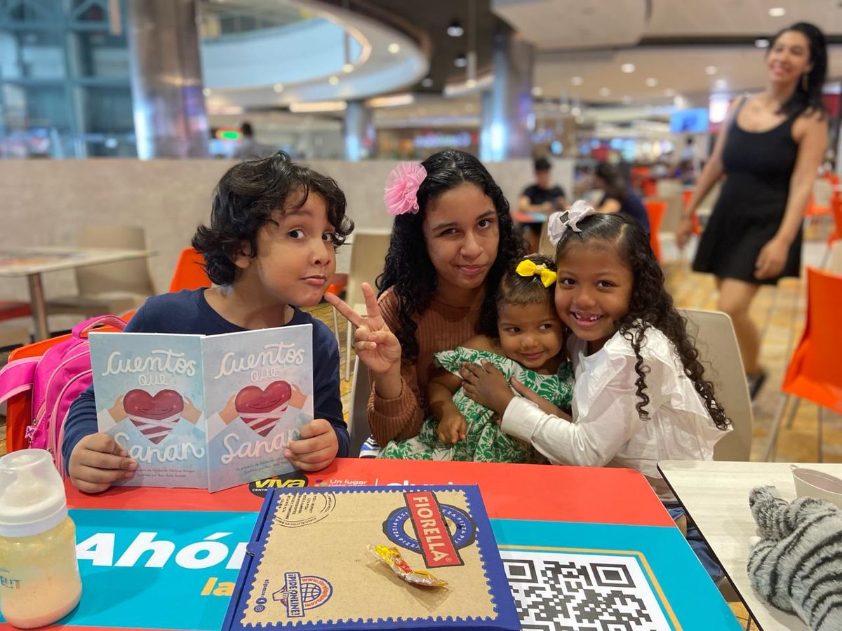 Niños sonríen con el libro Cuentos que Sanan