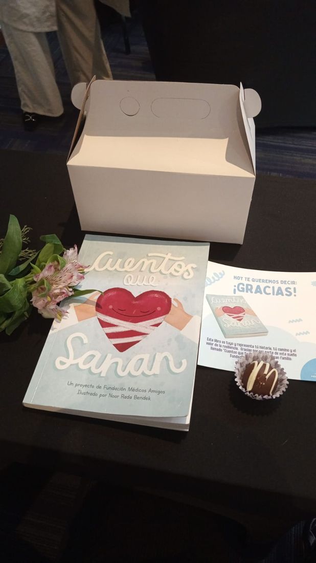 Libro Cuentos que Sanan con flores y una tarjeta de agradecimiento