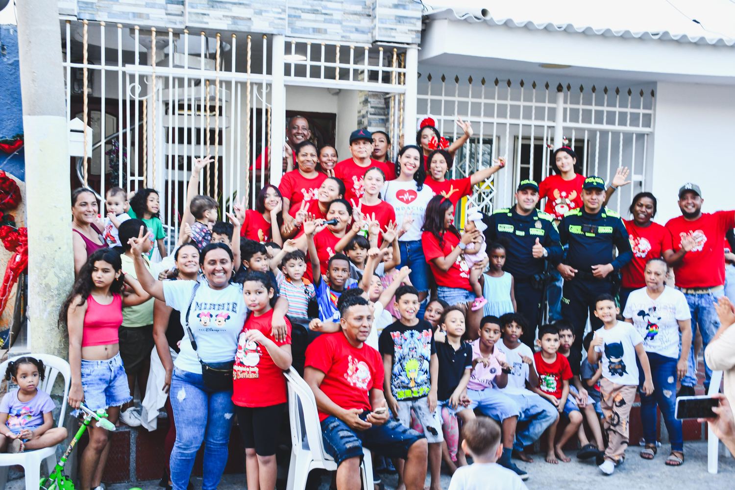 Comunidad reunida con la fundación