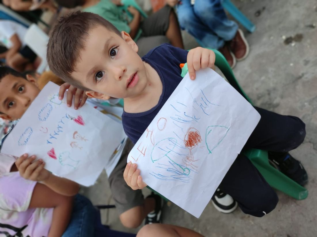 Niño pequeño muestra su dibujo