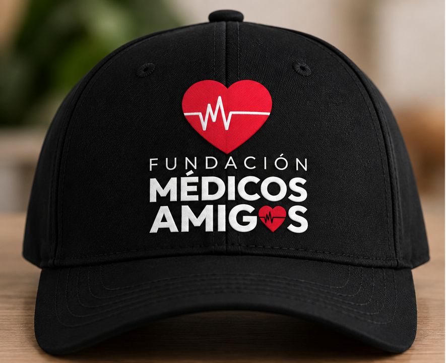 Gorra negra con el logo de Médicos Amigos