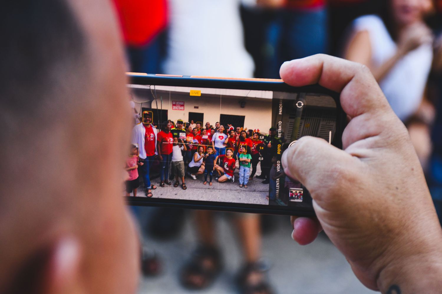 Una persona fotografía con su celular al grupo de la fundación